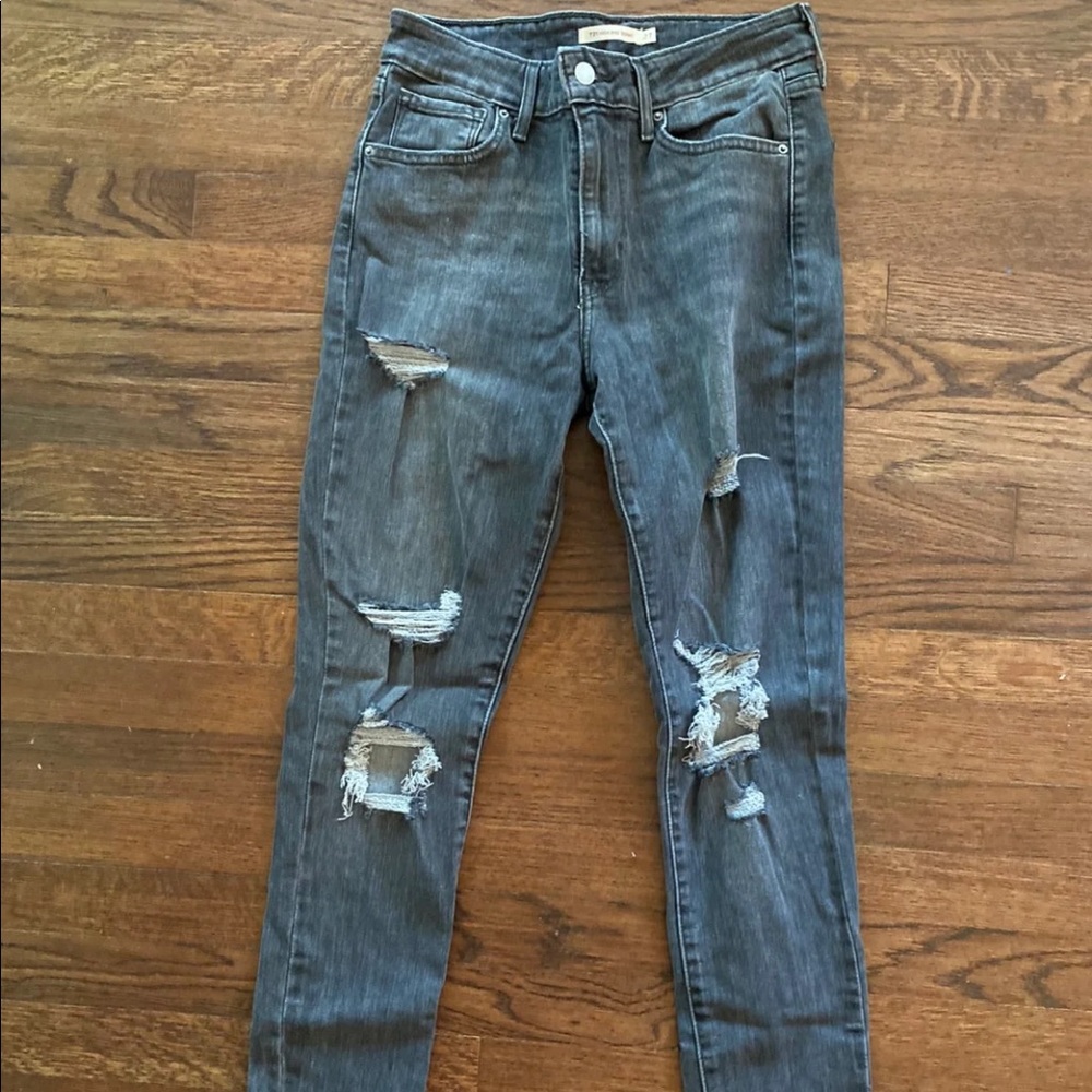 Levi Distressed Skinny Jeans!